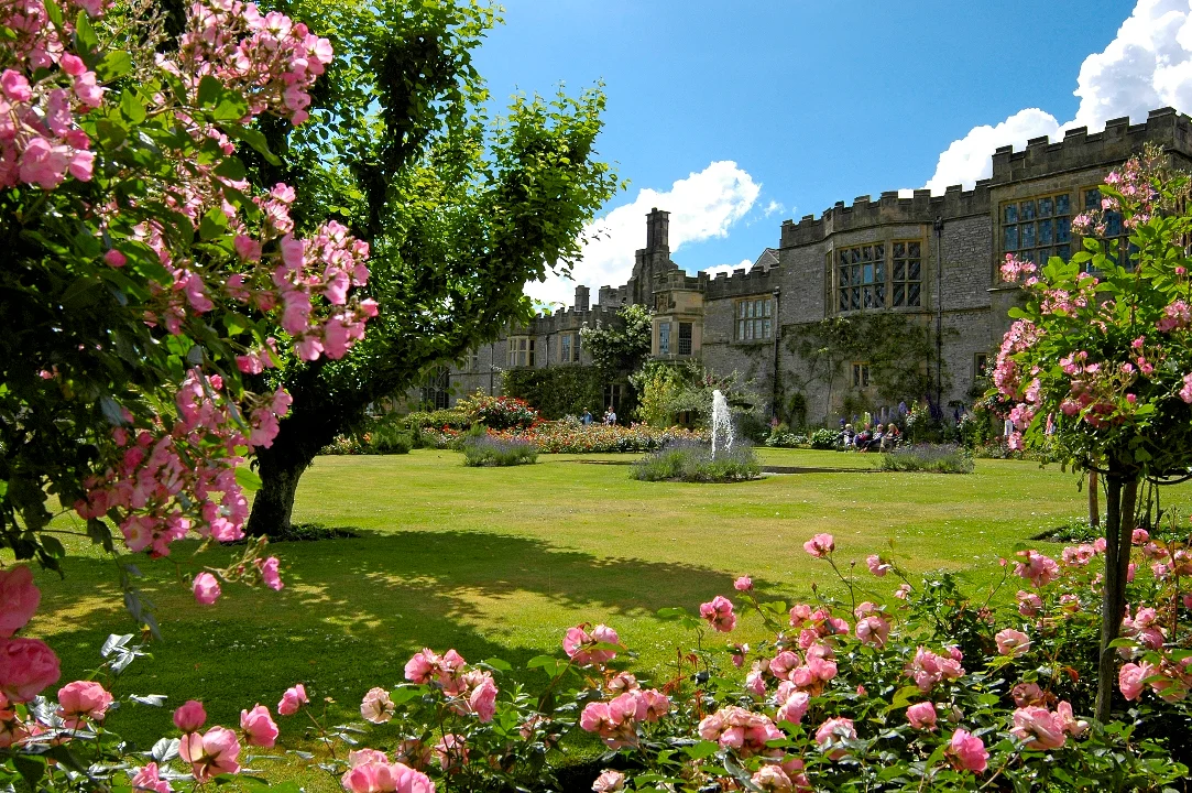 Haddon_Hall_and_garden.webp