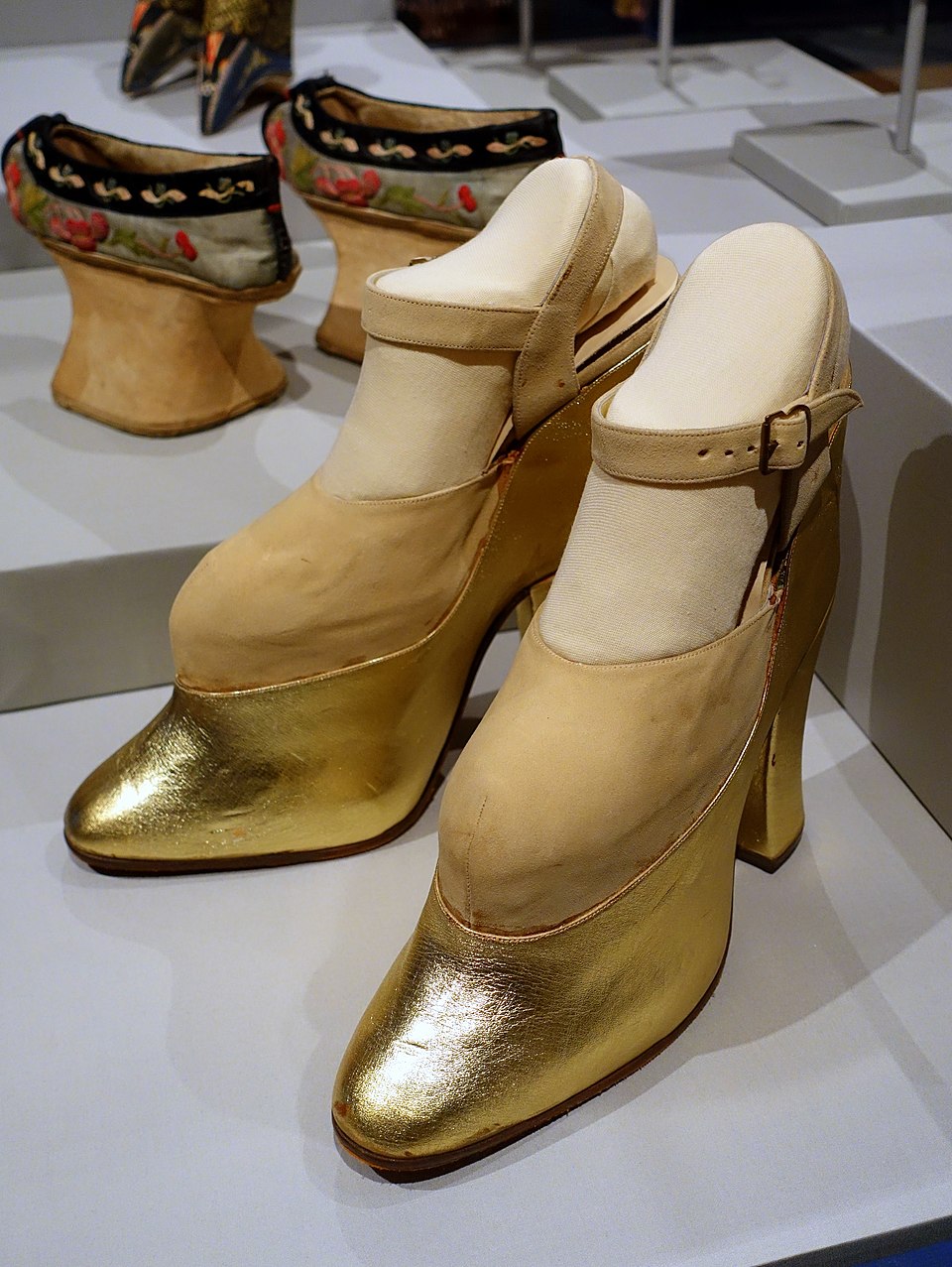 960px-Platform_shoes_worn_by_Mae_West,_1950s_AD,_wood,_metallic_leather_-_Textile_Museum,_George_Washington_University_-_D.jpeg
